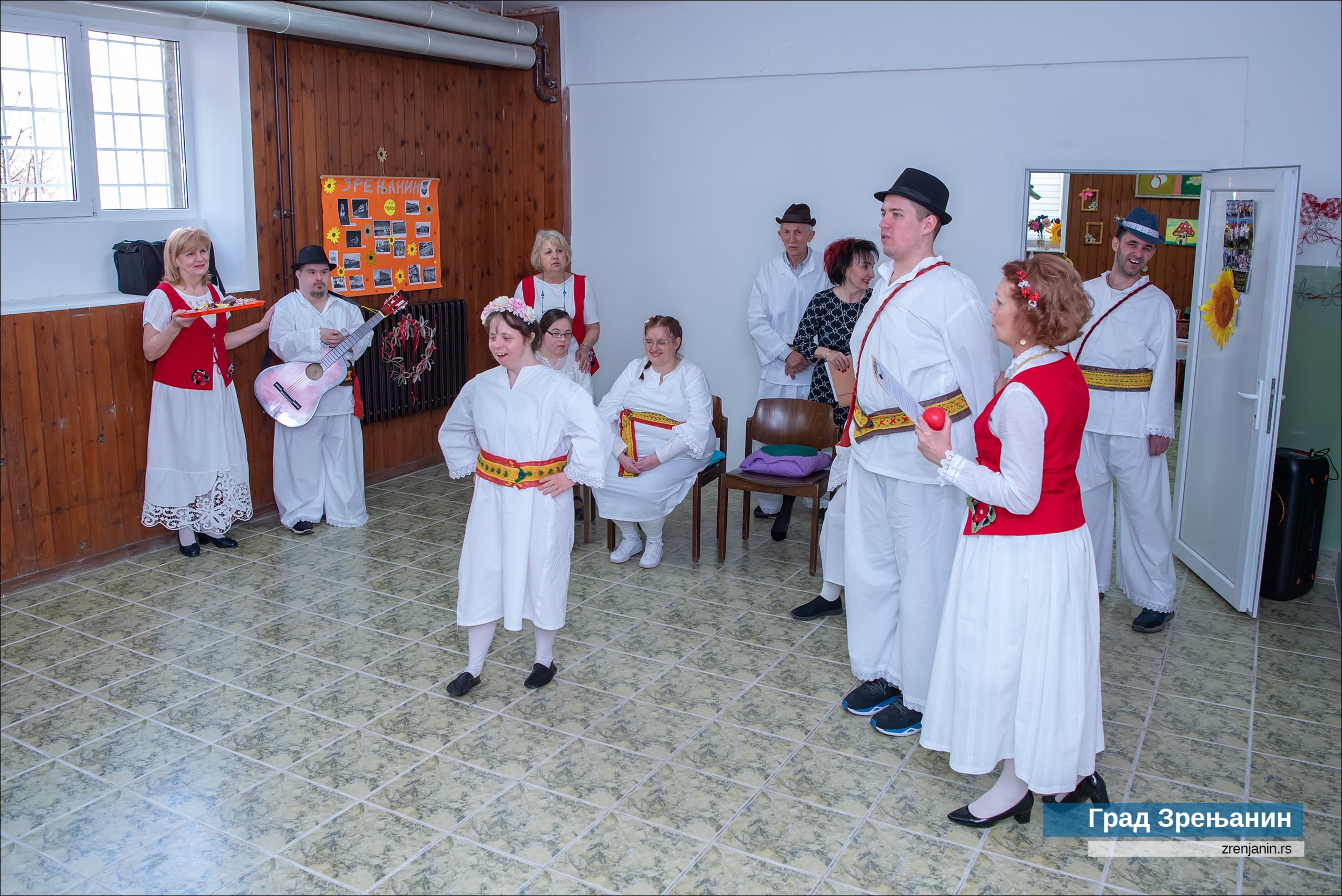 Šetnjom u šarenim čarapama u Zrenjaninu obeležen Dan osoba sa Daunovim sindromom (FOTO) 4