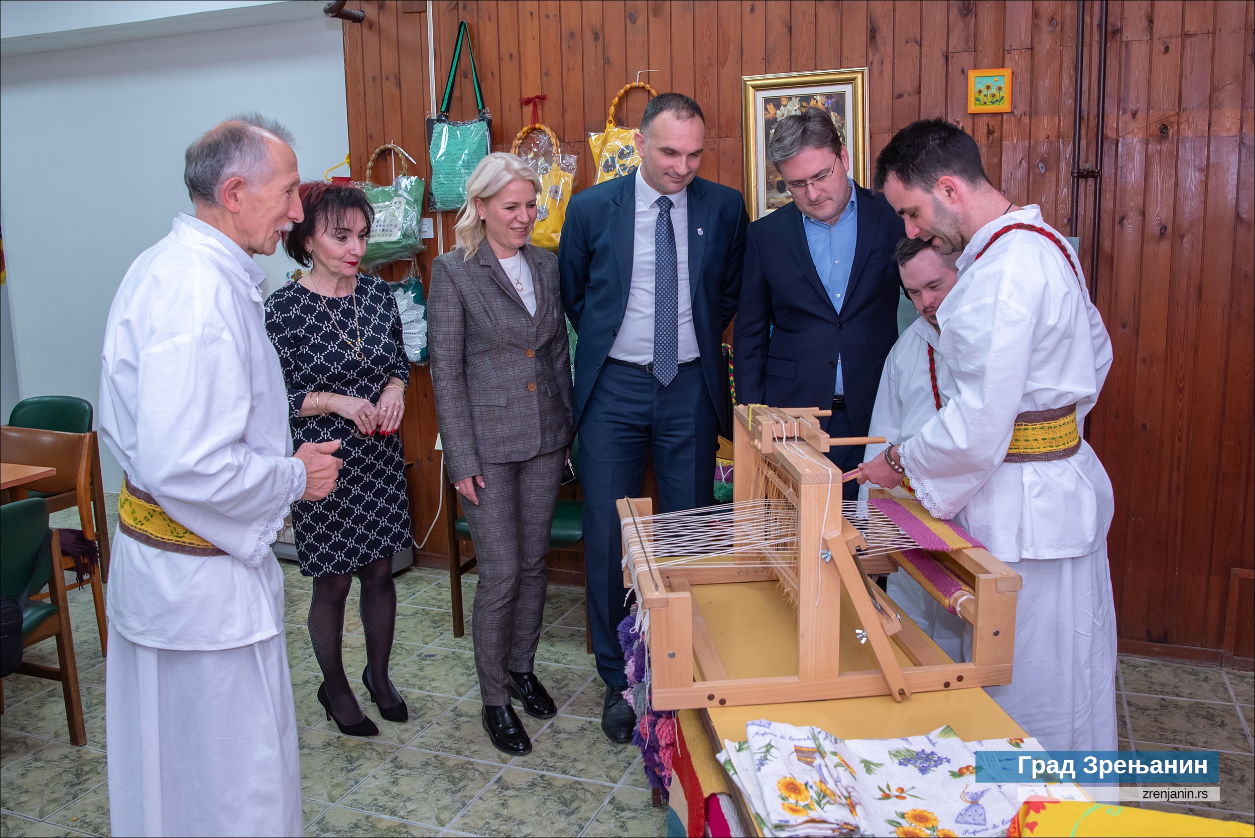 Šetnjom u šarenim čarapama u Zrenjaninu obeležen Dan osoba sa Daunovim sindromom (FOTO) 3