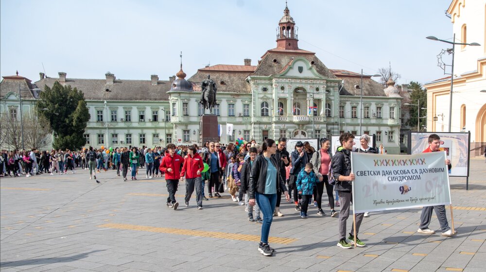 Šetnjom u šarenim čarapama u Zrenjaninu obeležen Dan osoba sa Daunovim sindromom (FOTO) 1