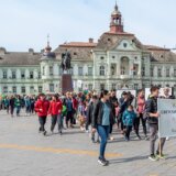 Šetnjom u šarenim čarapama u Zrenjaninu obeležen Dan osoba sa Daunovim sindromom (FOTO) 1
