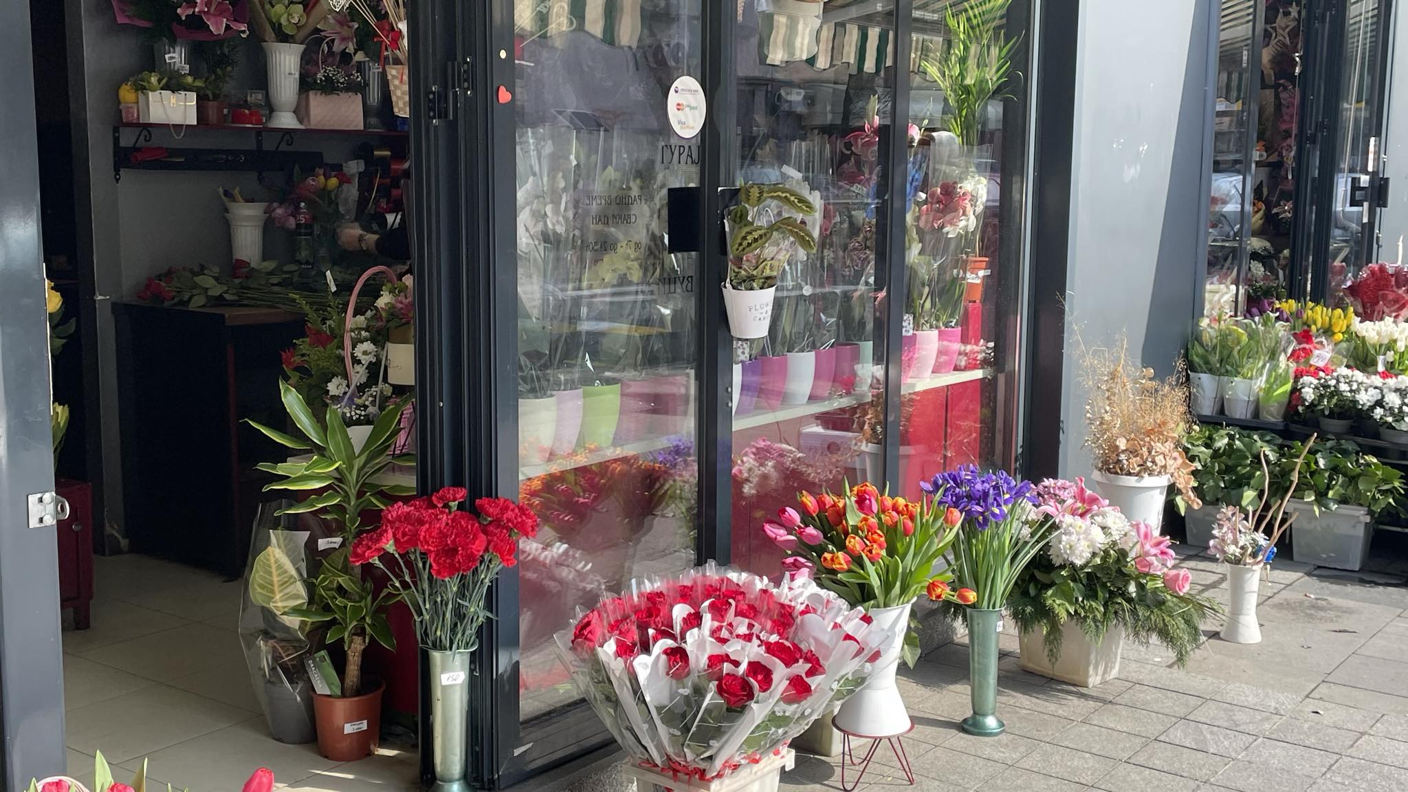 Pokloni Od 50 do 40.000 dinara: Kakve sve poklone možete da kupite damama za 8. mart? 2