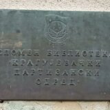 Komunistička tabla hrabro bačena, onda odmah vraćena: Ploča o kragujevačkim partizanima u Dulenima opet na svom mestu (FOTO/VIDEO) 5