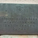 Komunistička tabla hrabro bačena, onda odmah vraćena: Ploča o kragujevačkim partizanima u Dulenima opet na svom mestu (FOTO/VIDEO) 4