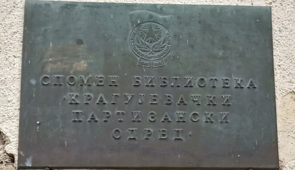 Komunistička tabla hrabro bačena, onda odmah vraćena: Ploča o kragujevačkim partizanima u Dulenima opet na svom mestu (FOTO/VIDEO) 1