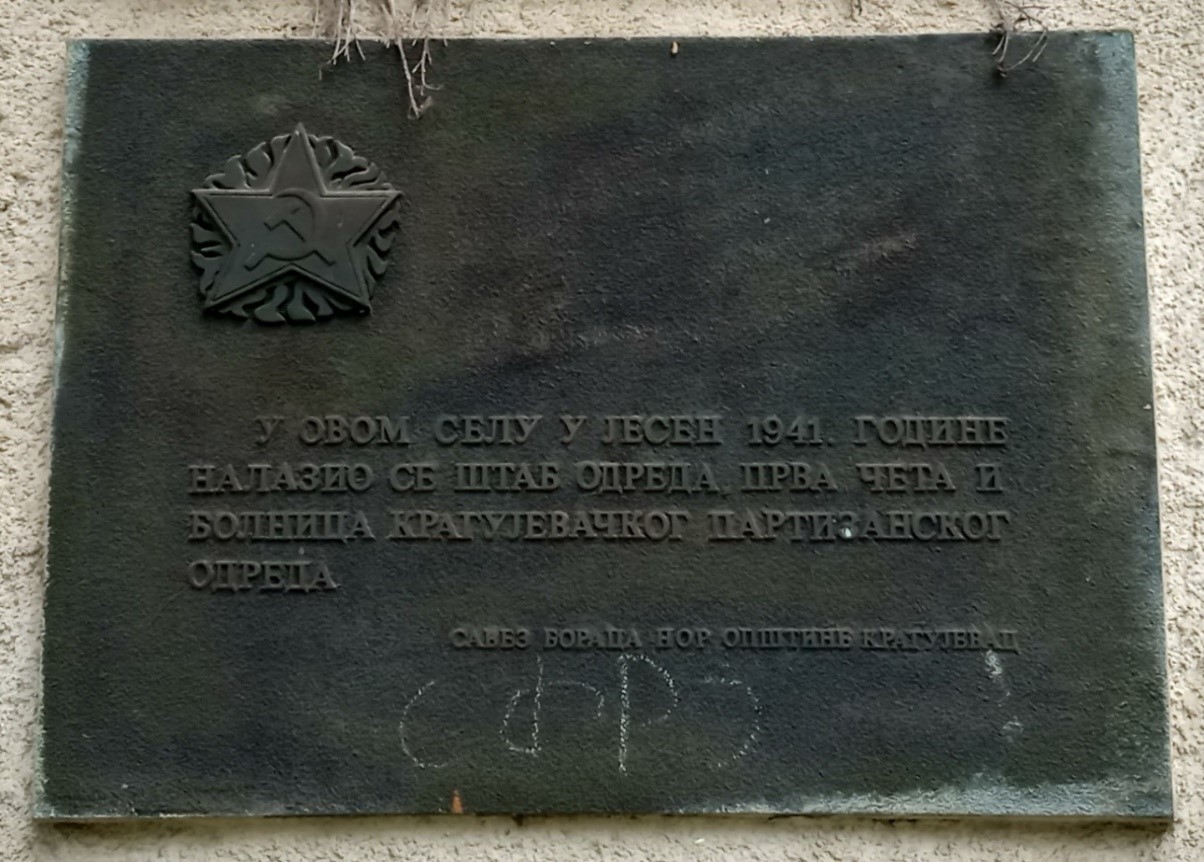 Komunistička tabla hrabro bačena, onda odmah vraćena: Ploča o kragujevačkim partizanima u Dulenima opet na svom mestu (FOTO/VIDEO) 2 Komunistička tabla hrabro bačena, onda odmah vraćena: Ploča o kragujevačkim partizanima u Dulenima opet na svom mestu (FOTO/VIDEO) 2