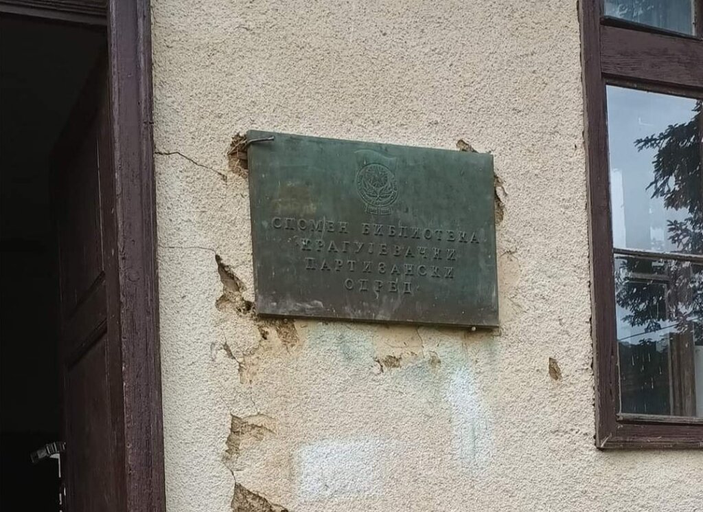 Komunistička tabla hrabro bačena, onda odmah vraćena: Ploča o kragujevačkim partizanima u Dulenima opet na svom mestu (FOTO/VIDEO) 3 Komunistička tabla hrabro bačena, onda odmah vraćena: Ploča o kragujevačkim partizanima u Dulenima opet na svom mestu (FOTO/VIDEO) 3