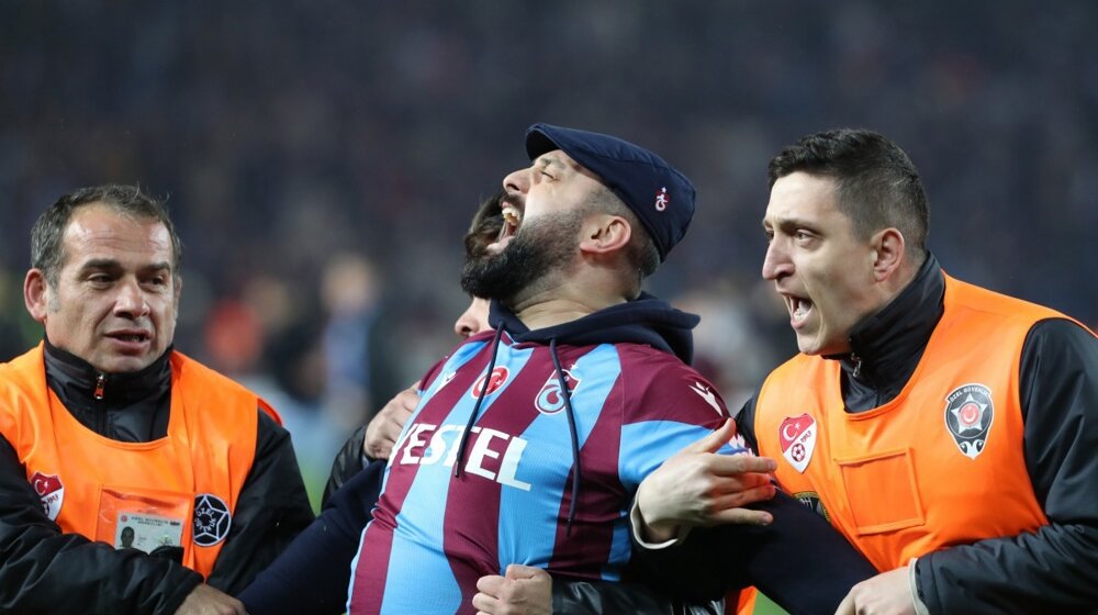 Uhapšeno 12 osoba posle incidenta u Trabzonu, FIFA traži kazne za napadače na fudbalere Fenerbahčea 1