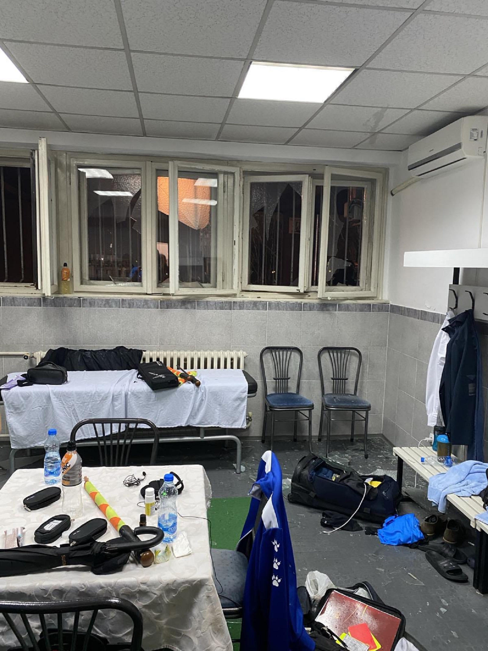 Navijači Partizana polomili stakla na svlačionicama sudija, delegata i gostujućeg tima posle utakmice sa Napretkom (FOTO/VIDEO) 2 Navijači Partizana polomili stakla na svlačionicama sudija, delegata i gostujućeg tima posle utakmice sa Napretkom (FOTO/VIDEO) 2