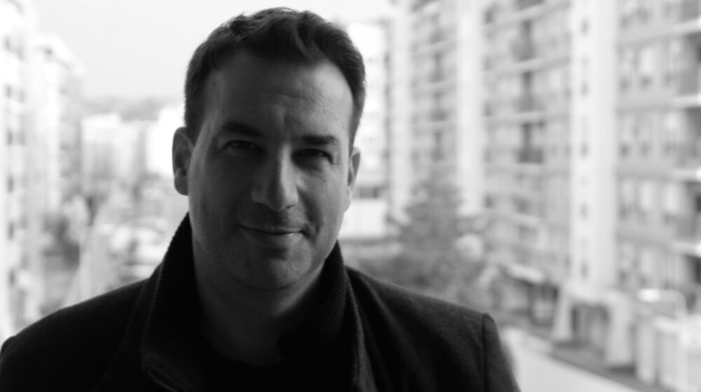 Dramatična priča kafkijanske atmosfere u kojoj prepoznajemo i našu sopstvenu sudbinu: Novi roman Filipa Čolovića "Vir" 1