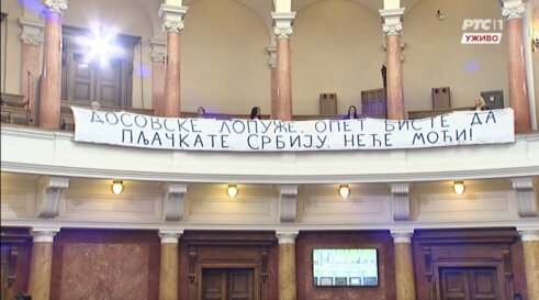 GFpOD61XIAAoFqT "Ozvaničavanje policijske države": Šta predstavlja ulazak kordona u plenarnu salu Skupštine Srbije? 8