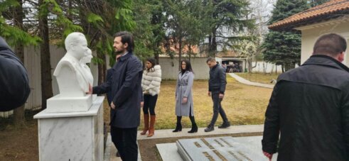 IMG-20240311-WA0002-1024x473 Socijalisti položili vence na grob Slobodana Miloševića: Šta je Marko rekao o dedi? 2