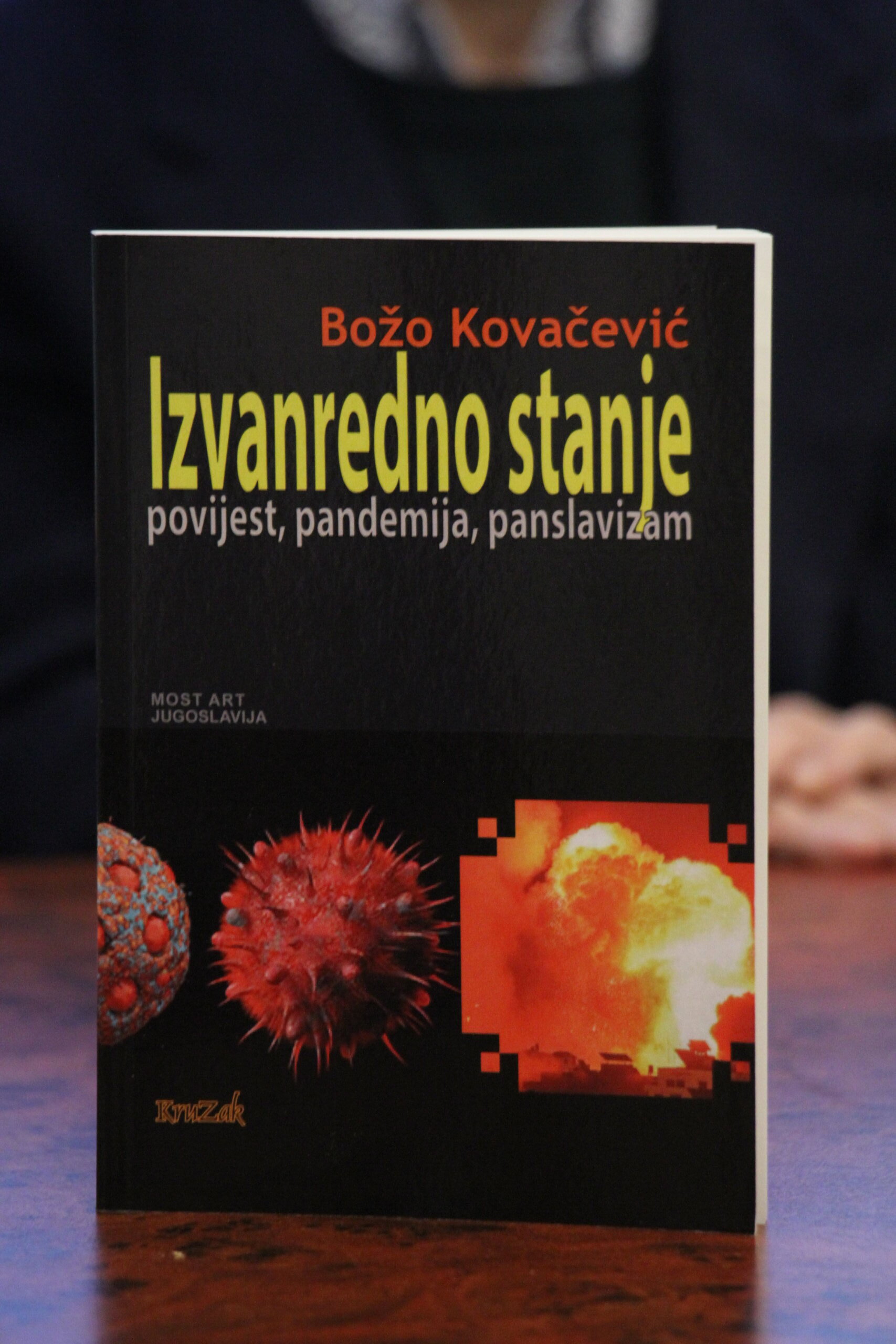 "Knjiga je izvanredna, a stanje u kom živimo je vanredno": Sa promocije "Izvanrednog stanja" Boža Kovačevića 2 "Knjiga je izvanredna, a stanje u kom živimo je vanredno": Sa promocije "Izvanrednog stanja" Boža Kovačevića 2
