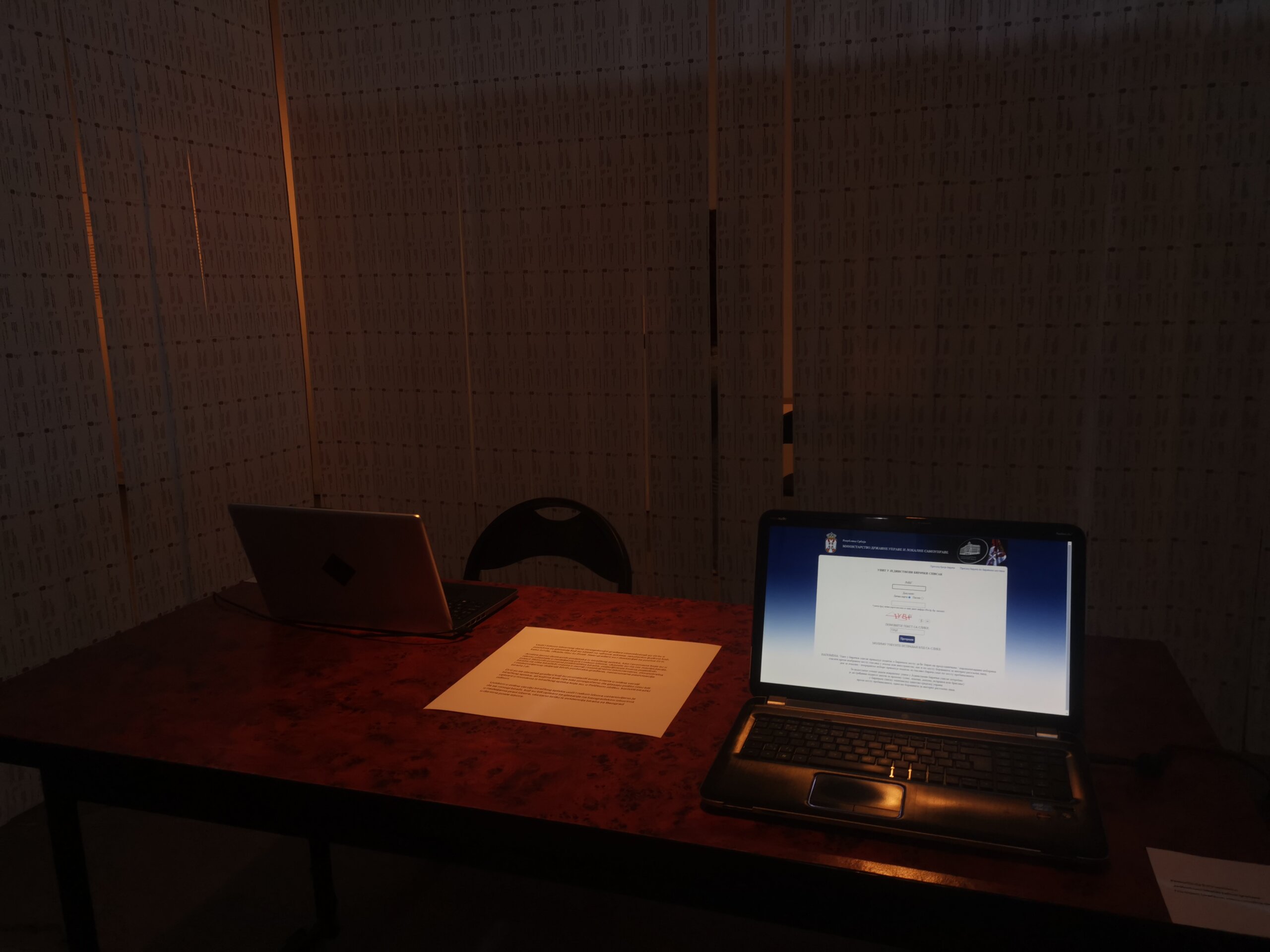 "Rekli su mi da neću dobiti paket hrane jer nisam bila na mitingu. Ali ja sam trudna": Detalji izložbe "Brisanje privida" 5