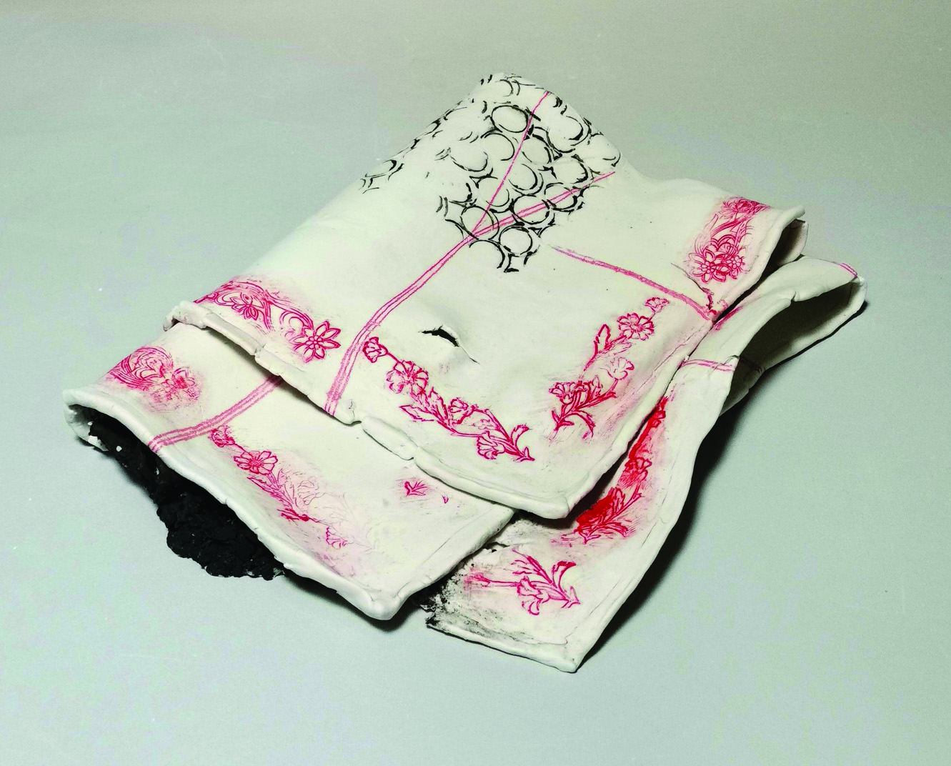 Banalnost običnog i svakodnevnog uzdignuta u kritiku potrošačke kulture: U Galeriji Haos izložba crteža u porcelanu Jasmine Pejčić 3 Banalnost običnog i svakodnevnog uzdignuta u kritiku potrošačke kulture: U Galeriji Haos izložba crteža u porcelanu Jasmine Pejčić 3