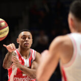 Košarkaš Crvene zvezde pesnicom udarao po grbu Partizana tokom treninga u “Štark areni” (VIDEO) 4