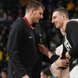 Nikola Jokić u “Rakija baru” posle utakmice u Majamiju: Pobedu proslavio u majici “Brate” u čast Dejana Milojevića (VIDEO) 12