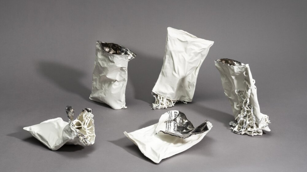 Banalnost običnog i svakodnevnog uzdignuta u kritiku potrošačke kulture: U Galeriji Haos izložba crteža u porcelanu Jasmine Pejčić 1