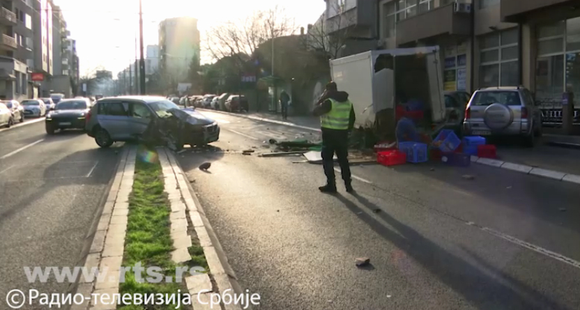 Automobil naleteo na kamion u centru Beograda, dve osobe povređene 2
