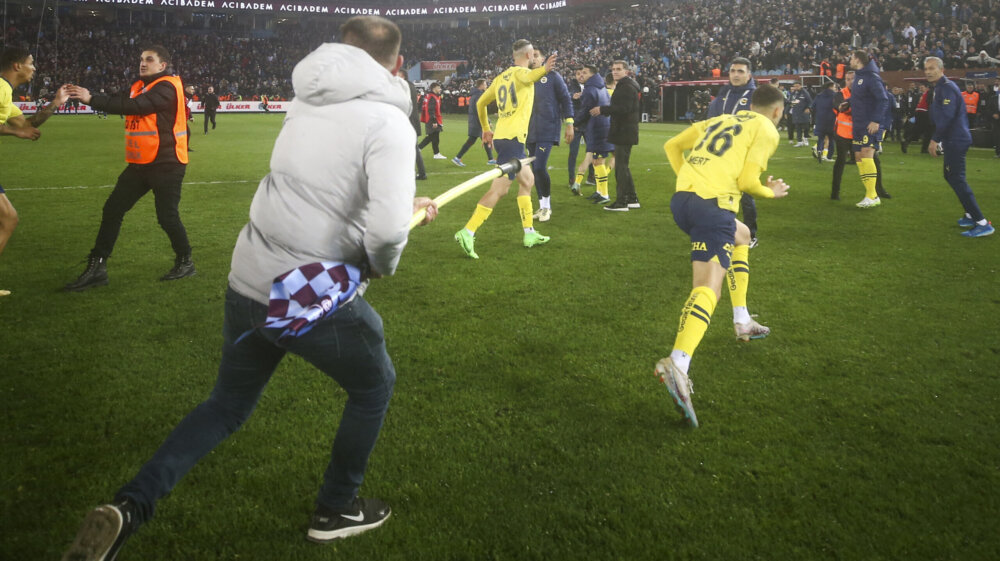 Novi detalji tuče u Trabzonu: Navijač pokušao da ubode igrača Fenerbahčea korner zastavicom, Livaković izudaran po glavi (FOTO, VIDEO) 2