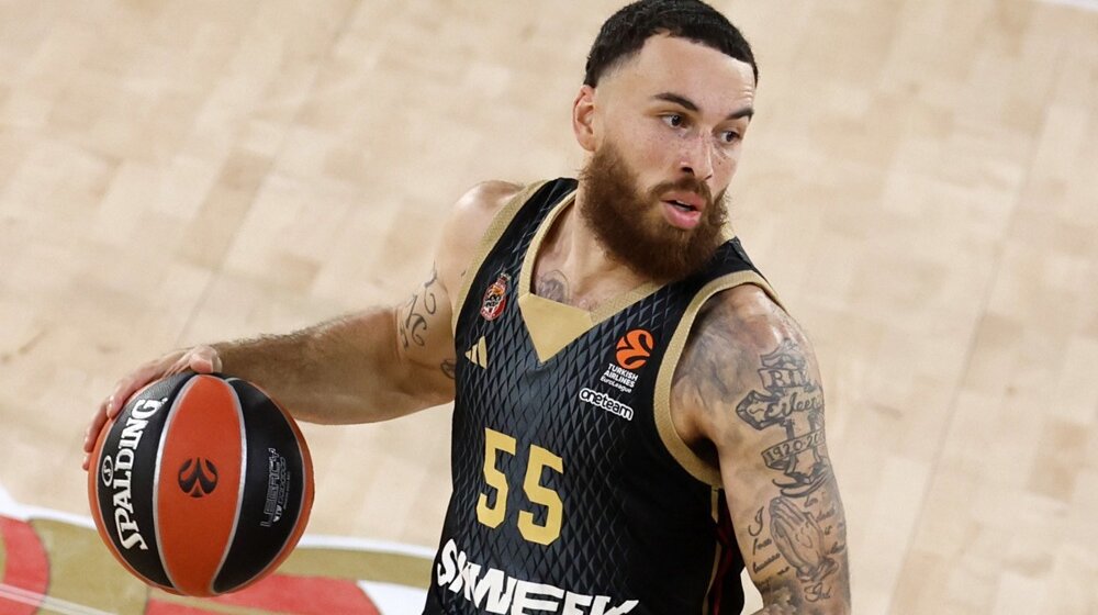 Majk Džejms oborio rekord Evrolige po broju postignutih poena: Duel Monaka i Crvene zvezde prekinut da bi se Amerikancu uručilo priznanje (VIDEO) 1