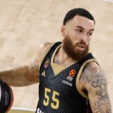 Majk Džejms oborio rekord Evrolige po broju postignutih poena: Duel Monaka i Crvene zvezde prekinut da bi se Amerikancu uručilo priznanje (VIDEO) 8