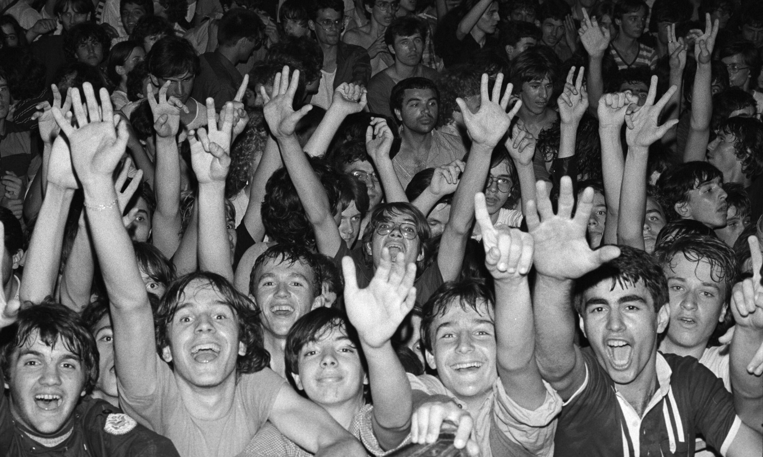 Sada su to arhivske fotografije i to je dobro, zato što izgledaju bolje nego onda kad su napravljene: Goranka Matić na otvaranju izložbe "Heroes" 2