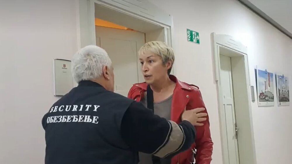 Napadnuta novinarka iz Inđije Verica Marinčić za Danas: "Šta je sledeće da me izbace kroz prozor?" 1