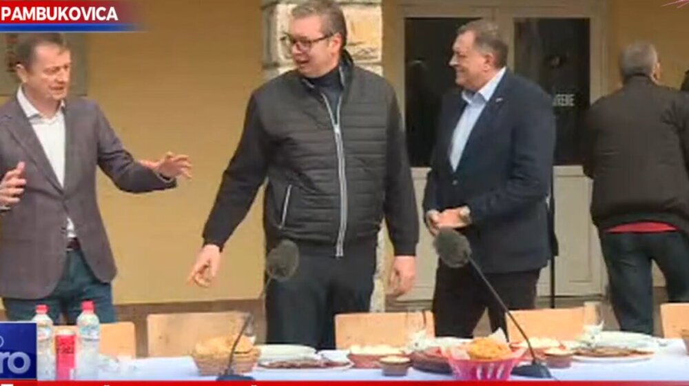 Vučića u selu Pambukovica dočekali građani, jagnje i prase na ražnju 1