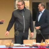 Vučića u selu Pambukovica dočekali građani, jagnje i prase na ražnju 2