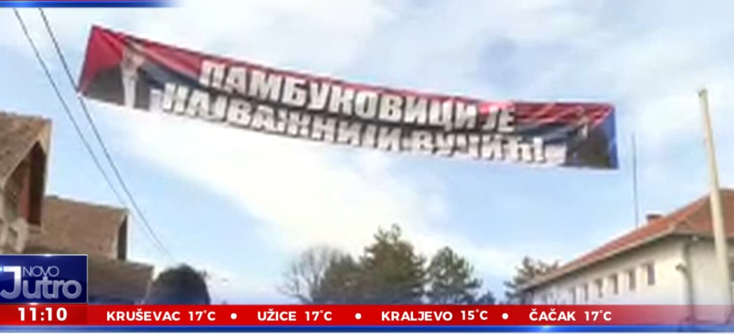 Vučića u selu Pambukovica dočekali građani, jagnje i prase na ražnju 2 Vučića u selu Pambukovica dočekali građani, jagnje i prase na ražnju 2