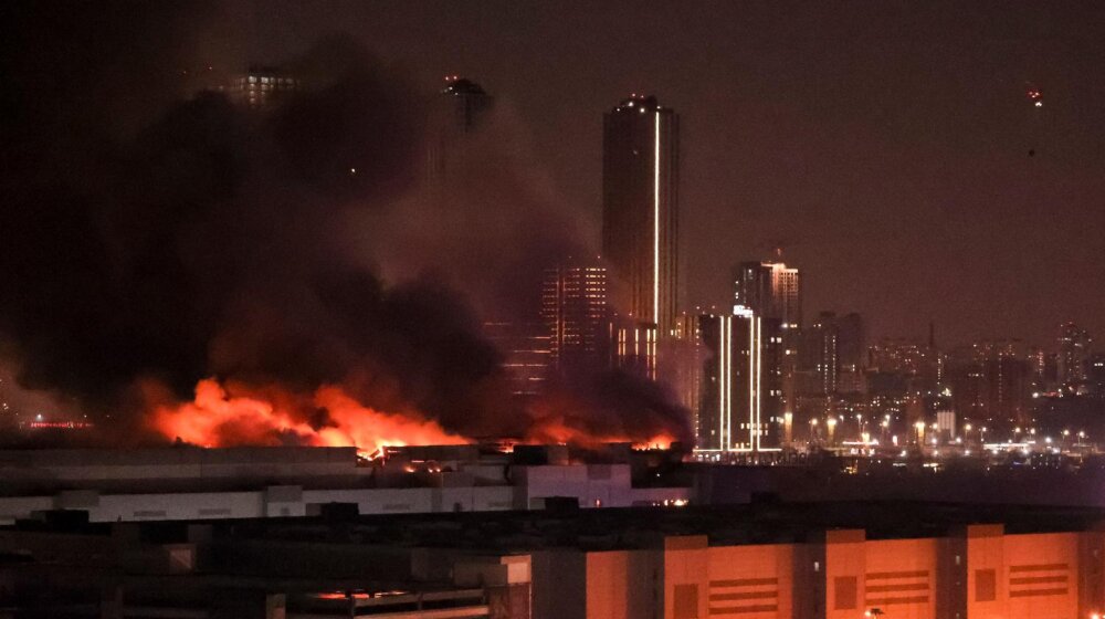 Paljenje sveća za stradale u napadu u Moskvi danas u 18 časova ispred Ambasade Rusije u Beogradu 1