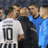 Navijači Partizana polomili stakla na svlačionicama sudija, delegata i gostujućeg tima posle utakmice sa Napretkom (FOTO/VIDEO) 14