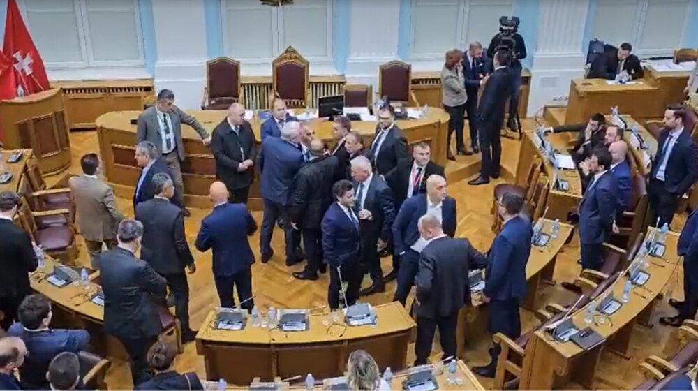 Haos u crnogorskom parlamentu: Poslanici nasrnuli jedni na druge, umalo tuča 1