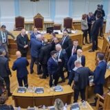 Haos u crnogorskom parlamentu: Poslanici nasrnuli jedni na druge, umalo tuča 2