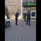 Haos u Ljubljani: Muškarac naoružan sa dva noža nasrtao na policiju, trebalo im sat vremena da ga savladaju 1