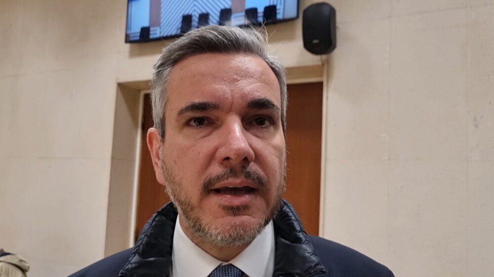 Kako je profesor FON-a Vladimir Obradović ocenio odluku NNV tog fakulteta o onlajn nastavi? 1