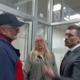Stanari na Voždovcu izvršili građansko hapšenje aktivista SNS, među njima bio i direktor PIO fonda Relja Ognjenović (VIDEO) 7