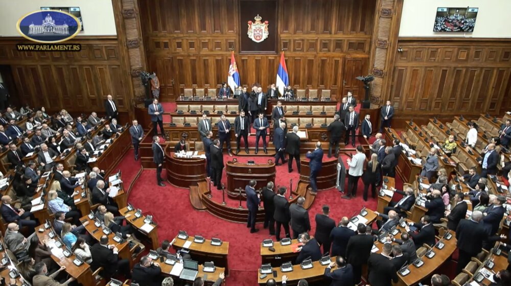 Sednica Skupštine nakratko na "pauzi": Poslanici opozicije ustali, atmosfera na ivici incidenta 1