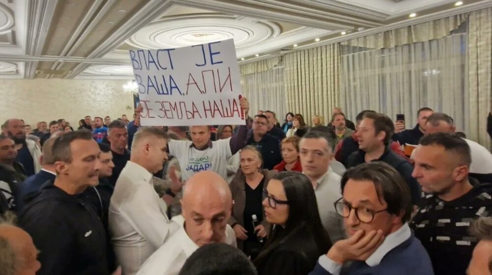 (VIDEO) "Valjevo nije na prodaju": Meštani prekinuli tribinu Rio Tinta 1