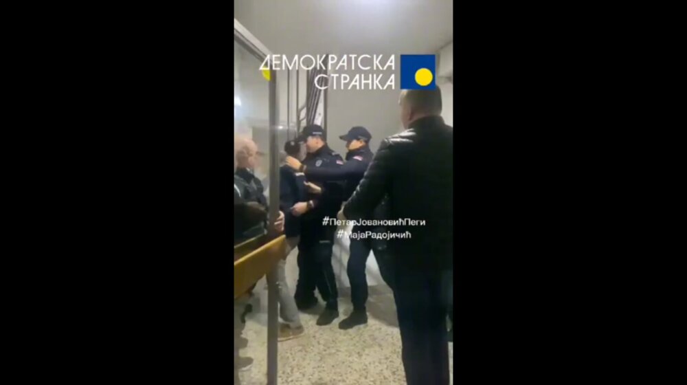 Iseljena porodica iz stana u Jagodini: Policija sprečila predstavnike DS da uđu u zgradu (VIDEO) 1