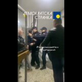 Iseljena porodica iz stana u Jagodini: Policija sprečila predstavnike DS da uđu u zgradu (VIDEO) 5