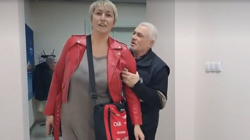 (VIDEO) Obezbeđenje nasilno izbacilo novinarku iz zgrade Opštine Inđija 1