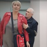 (VIDEO) Obezbeđenje nasilno izbacilo novinarku iz zgrade Opštine Inđija 1