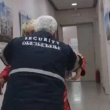 Sindikat novinara traži kaznu za pripadnika obezbedjenja Opštine Inđija koji je izbacio novinarku 14