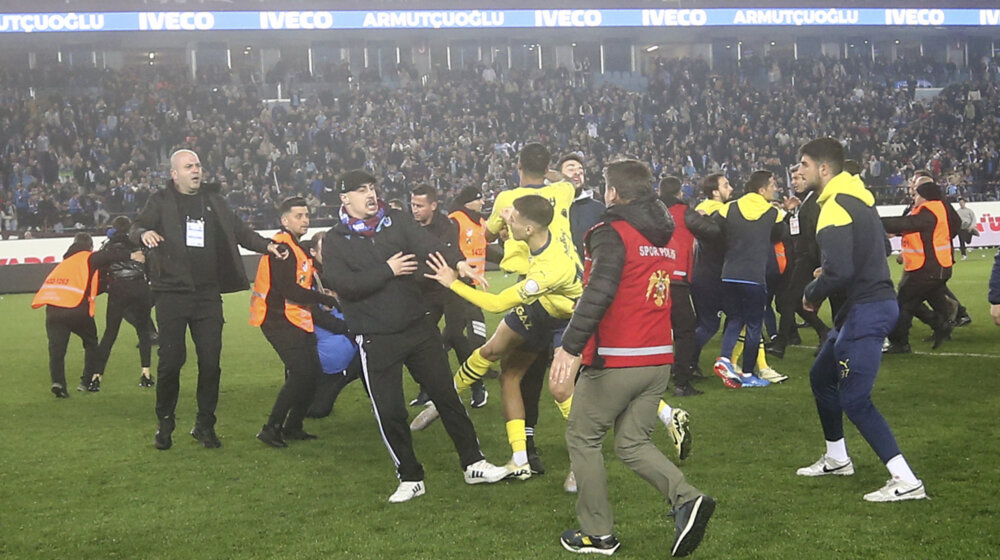 Novi detalji tuče u Trabzonu: Navijač pokušao da ubode igrača Fenerbahčea korner zastavicom, Livaković izudaran po glavi (FOTO, VIDEO) 1