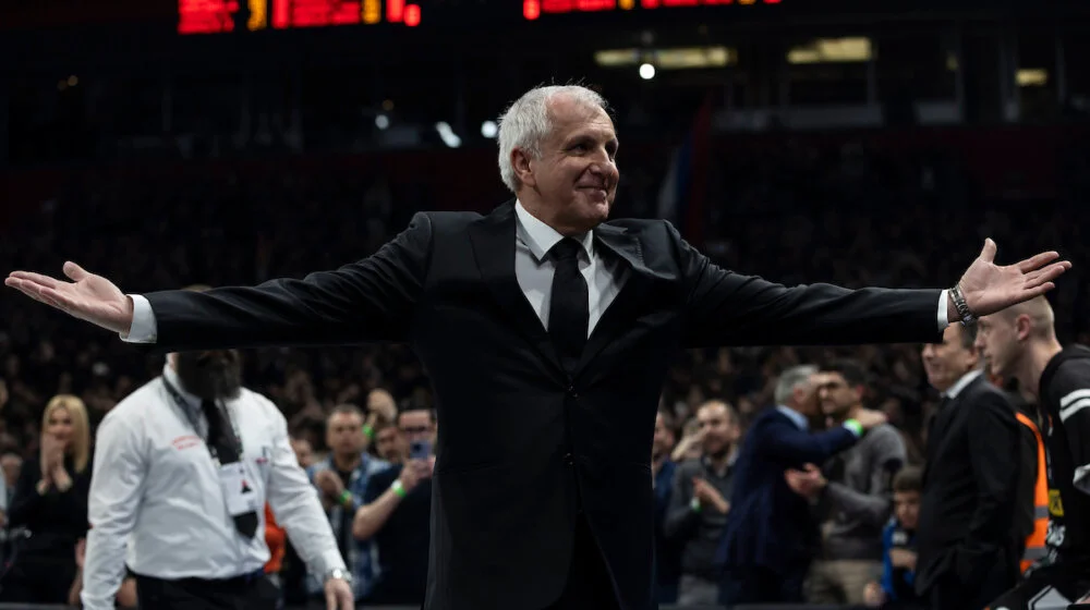 Željko Obradović potpisao ugovor pred prepunom “Arenom”, navijači ovacijama pozdravili gest trenera Partizana (VIDEO) 1