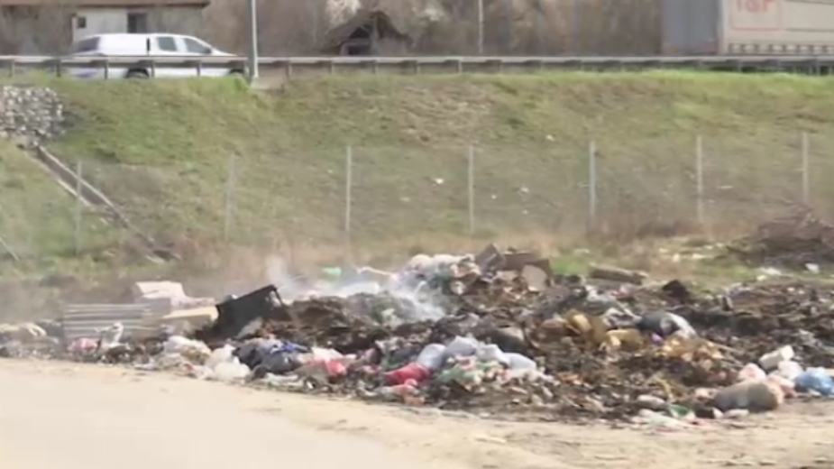 Nikla nova deponija uz auto-put u Vrčinu: Ni kamere ne mogu da spreče građane da bacaju i pale smeće 1