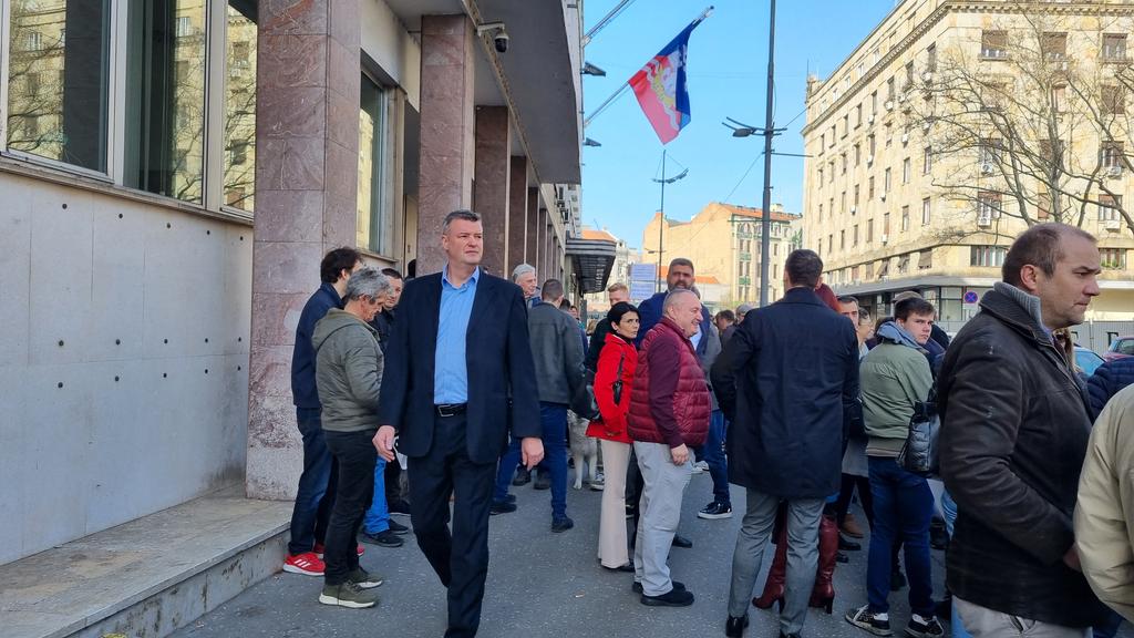 Opozicioni odbornici okupili se i nose transparente uoči drugog pokušaja da se konstituiše gradska Skupština 2 Opozicioni odbornici okupili se i nose transparente uoči drugog pokušaja da se konstituiše gradska Skupština 2