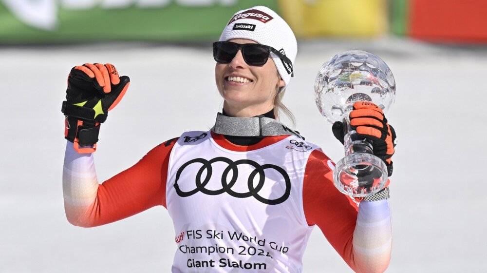 Kristalni globus posle osam godina opet u rukama švajcarske skijašice: Lara Gut Behrami najstarija pobednica Svetskog kupa 1