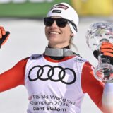 Kristalni globus posle osam godina opet u rukama švajcarske skijašice: Lara Gut Behrami najstarija pobednica Svetskog kupa 1